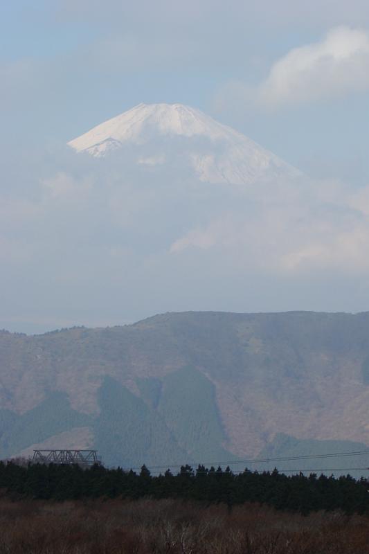 dsc01622.jpg - Fuji-san.The reason I couldn't see it at first was that I totally misjudged the scale... I wasn't looking above the clouds for it!