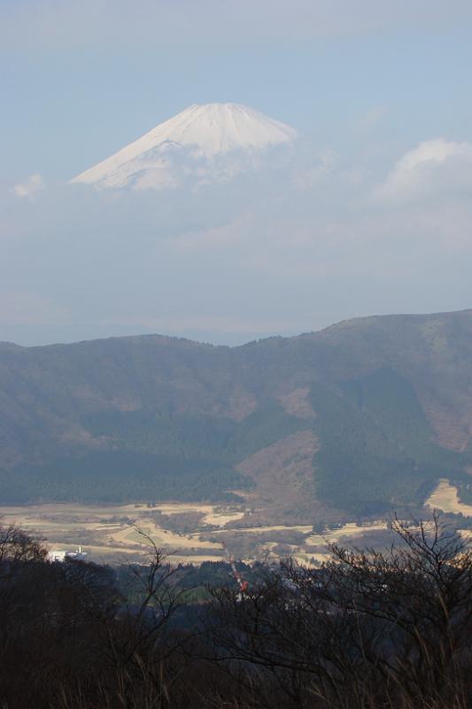 dsc01645.jpg - Spoil the view of Mt Fuji with a golf course.